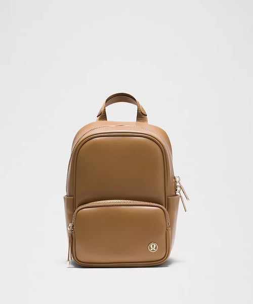 Lululemon 配飾包包最低 5 折，迷你肩背包、後背包到 9L 大容量包款，最高現省 NT$1430 3