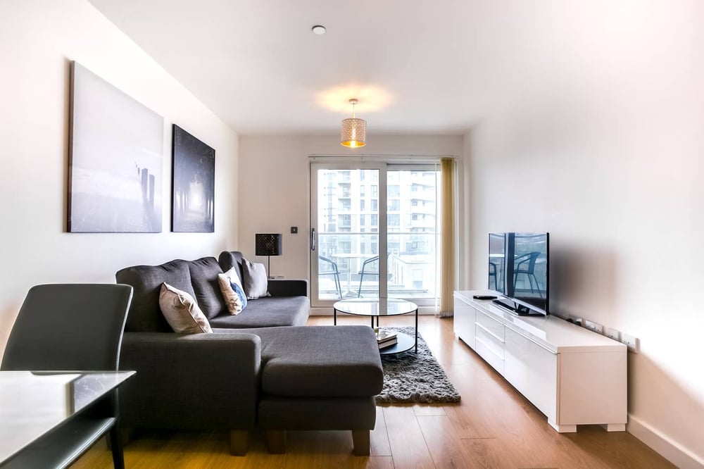 2-Bdr Luxury Apartment with Balcony by The Thames.