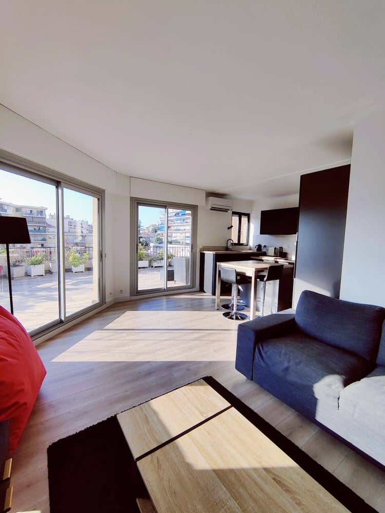 Appartement d’une chambre avec toit-terrasse à Nice, loué en bail mobilité