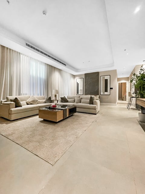 GR-High-End 4-BD Apartment| Prime Location