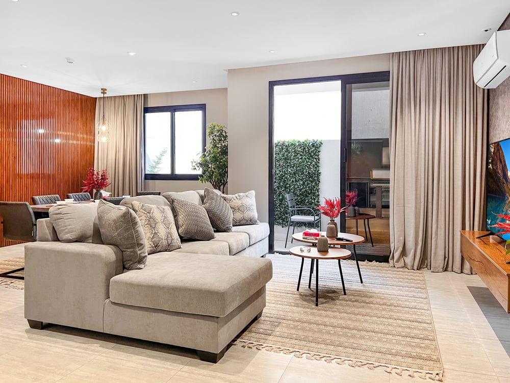 GR-Elegant apartment, 3 Bdr , balcony, self-entry.