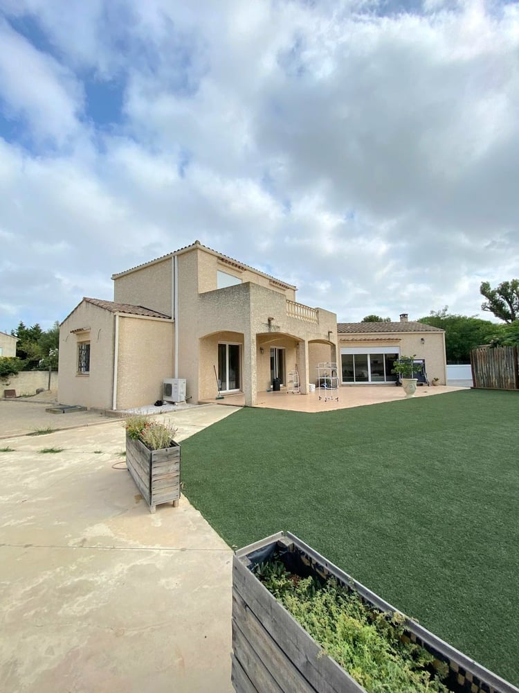 Belle villa, piscine, jardin et plage à 5 minutes.