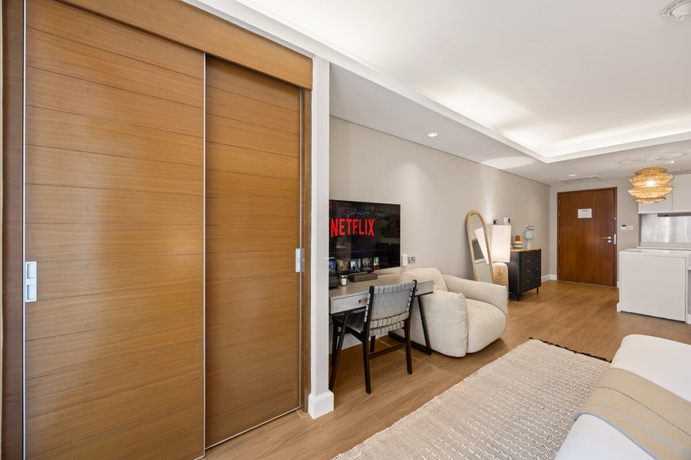 Studio bedroom with wardrobe, Netflix TV and work desk