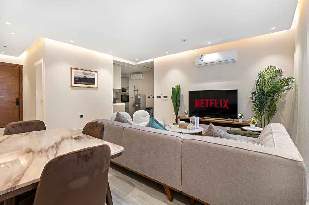 GR-Stylish 2-BD Apt| Self Check-In| Prime Location