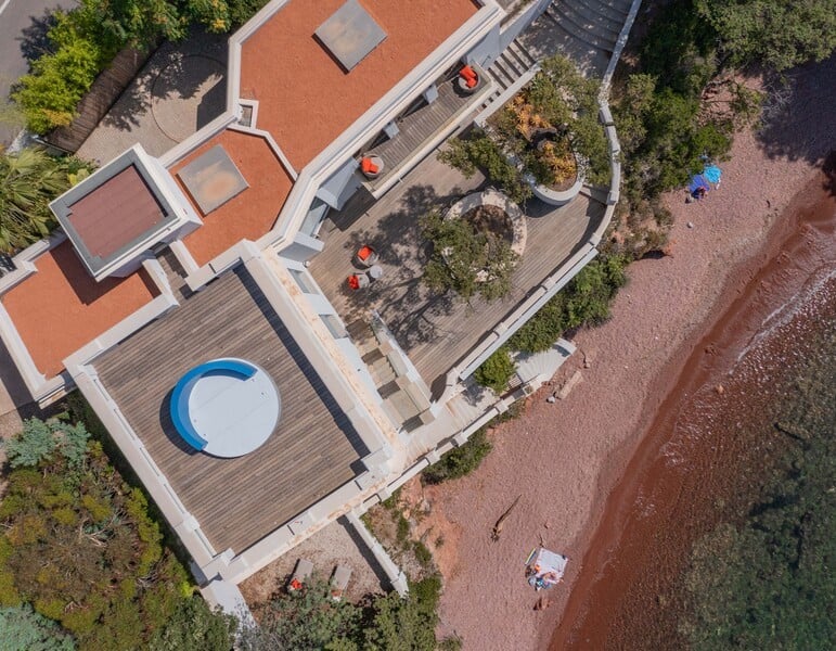 Villa luxe MONA Saint-Raphaël - Vue drone accès plage privée Côte d'Azur - Propriété front de mer avec terrasse et jacuzzi