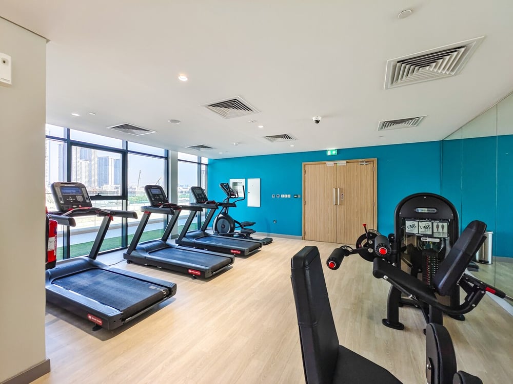 Building gym with treadmills and exercise bikes