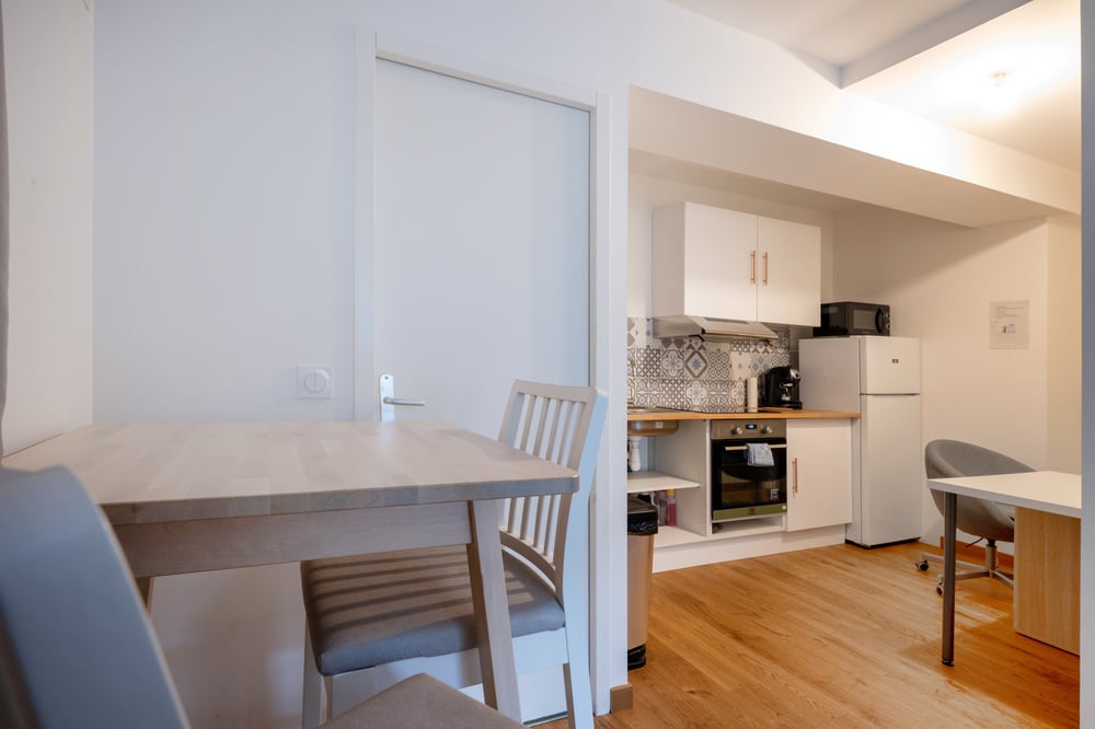 Studio avec terrasse, quartier Saint-Michel à Bordeaux, loué en bail mobilité