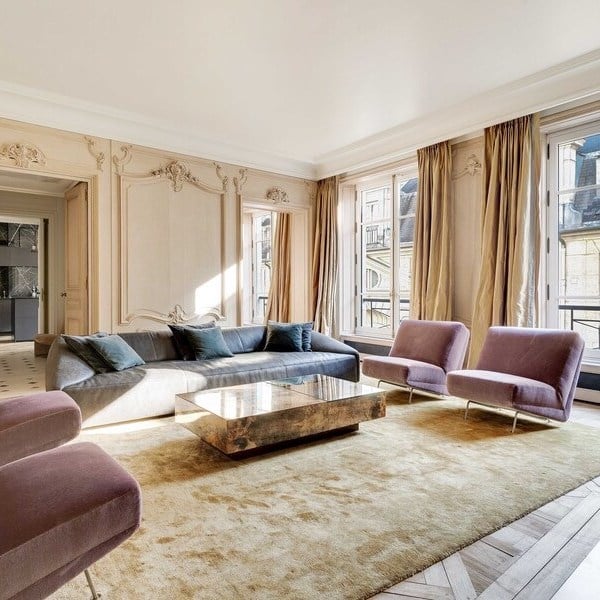 Appartement de luxe Paris MONA - Salon haussmannien avec moulures et boiseries - Façonnant l'art de vivre depuis 2004