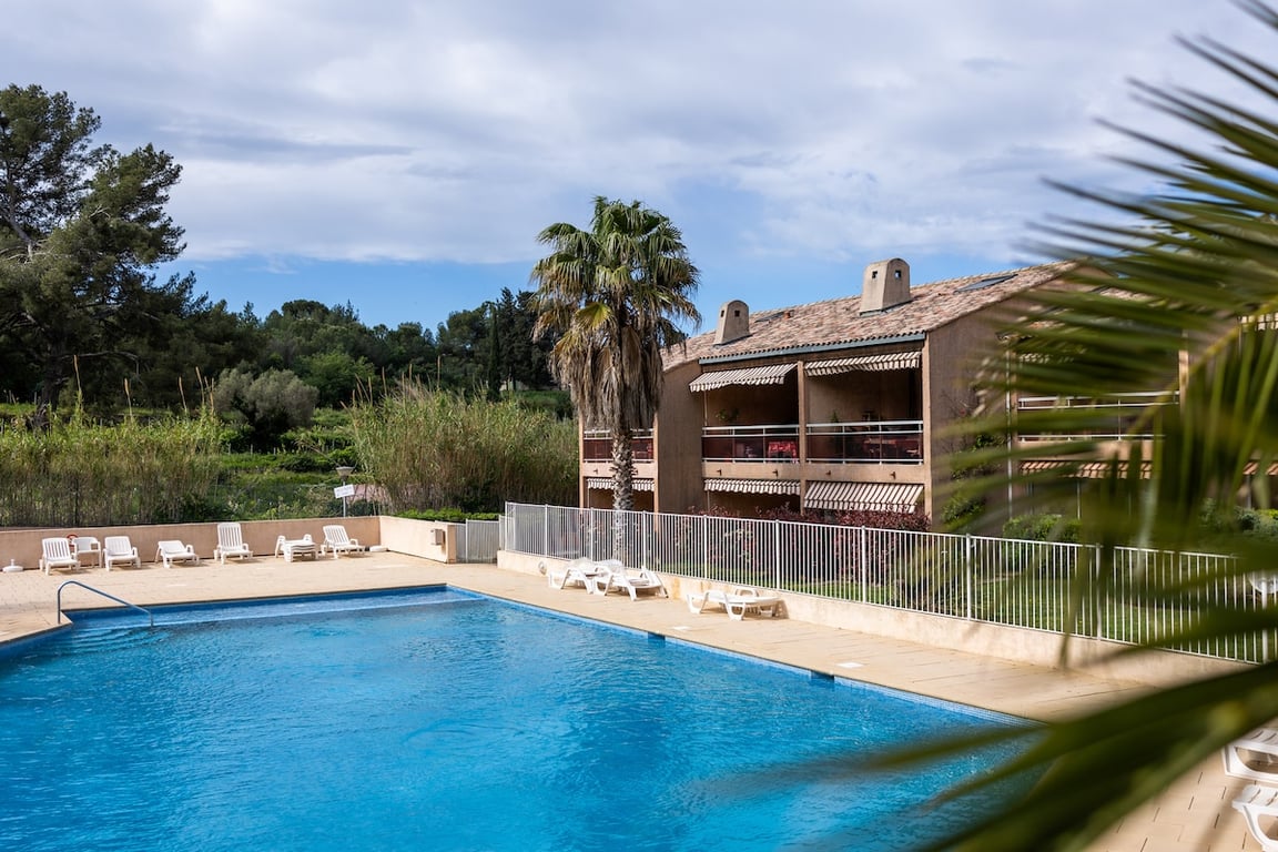 charme logement piscine terrasse