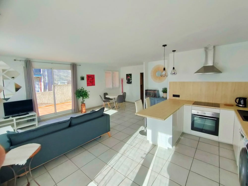 Tranquilla, terrazza, garage e comfort in città
