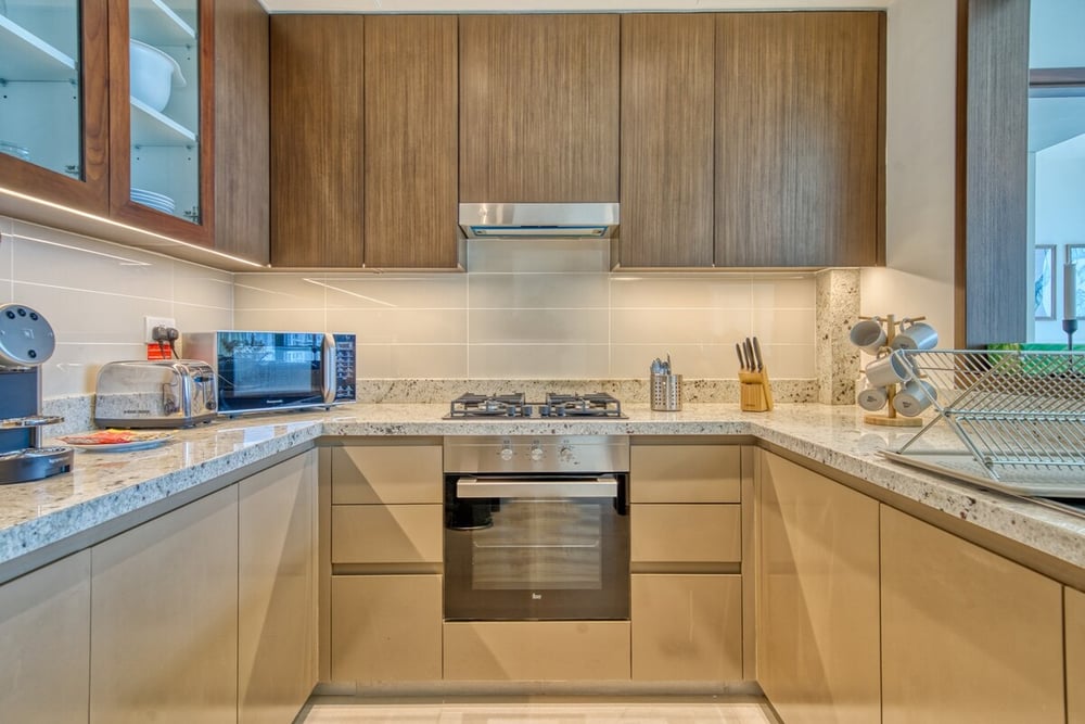 Fully equipped kitchen with oven, hob and wood cabinetry