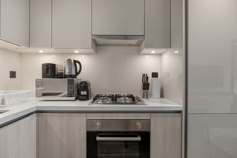 Compact kitchen with hob, oven and kitchen hood
