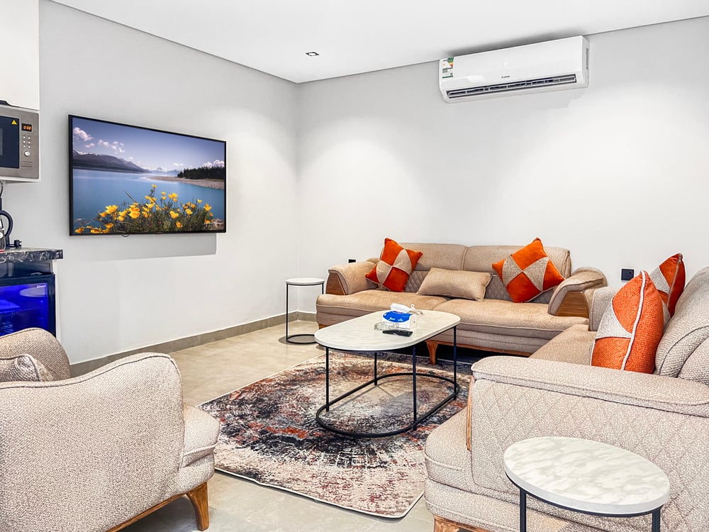 GR-Modern 1-Bedroom with Outdoor Shower & Skylight