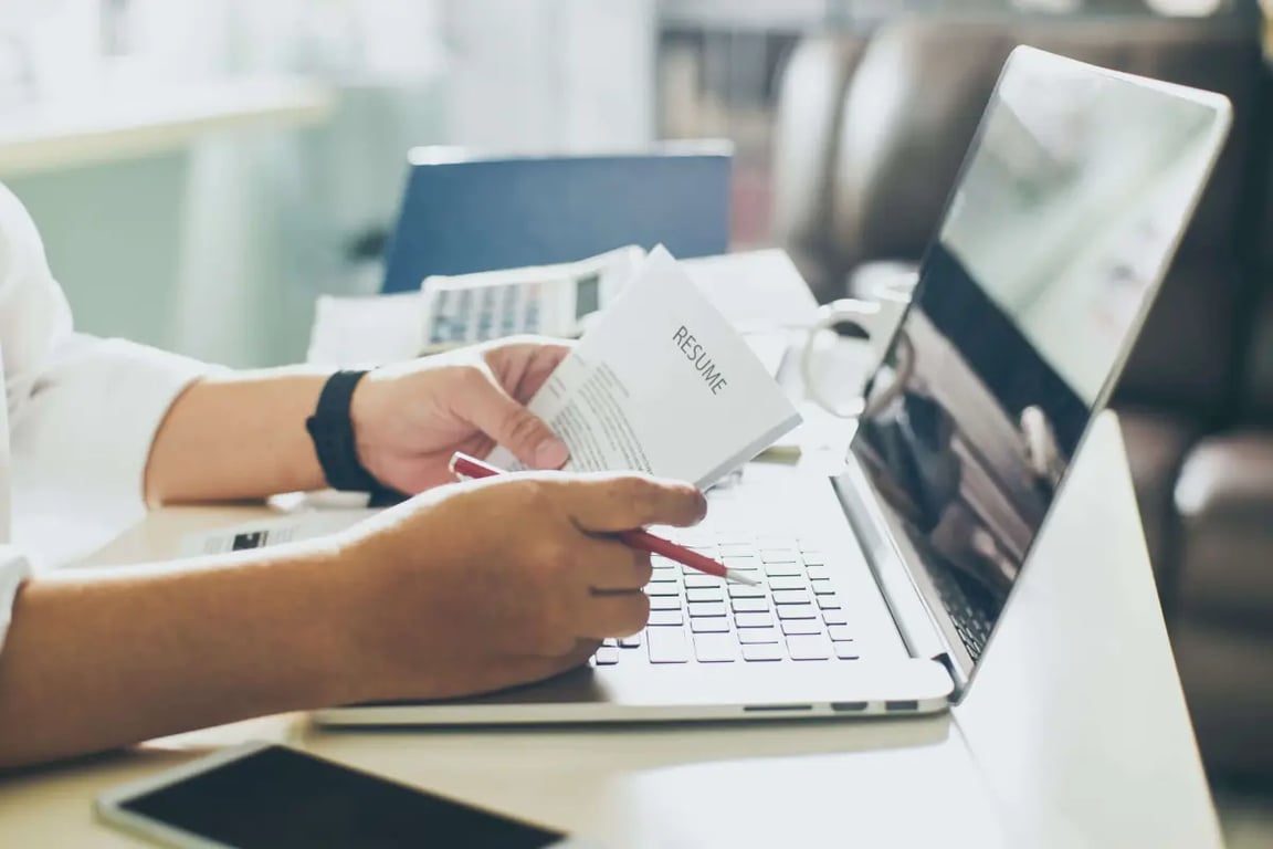 How To Write Resume Sentences (Formula + Examples)