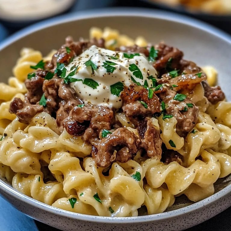 Türkische Pasta mit Hackfleisch und Joghurt-Sauce
