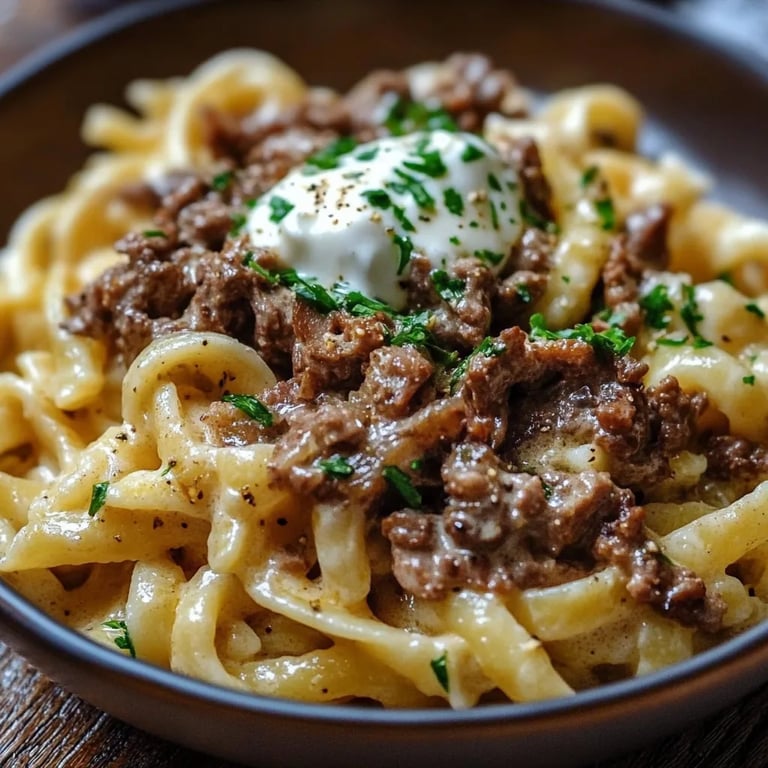 Türkische Pasta mit Hackfleisch und Joghurt-Sauce