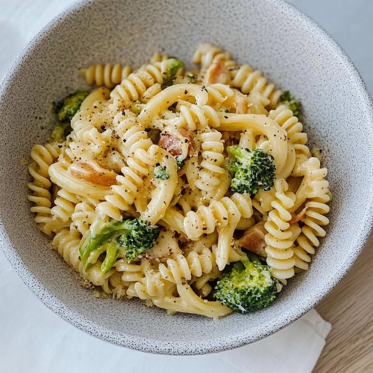 Pasta aus einem Topf mit Brokkoli
