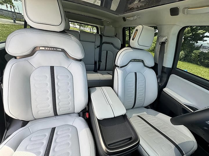 Rivian R1S 67501