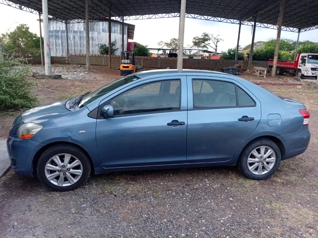 2010 Toyota Yaris - foto 2