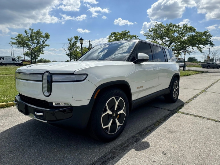 2023 Rivian R1S