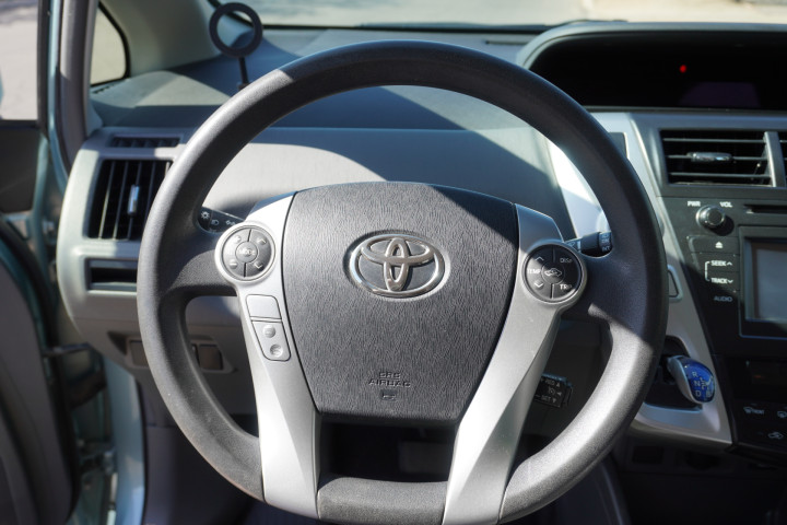 Toyota Prius v 2013