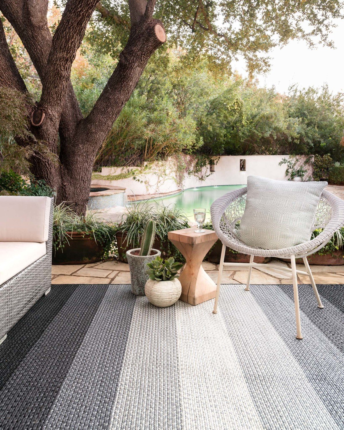 7 Tips For Creating A Cozy Outdoor Living Space | PlushRugs