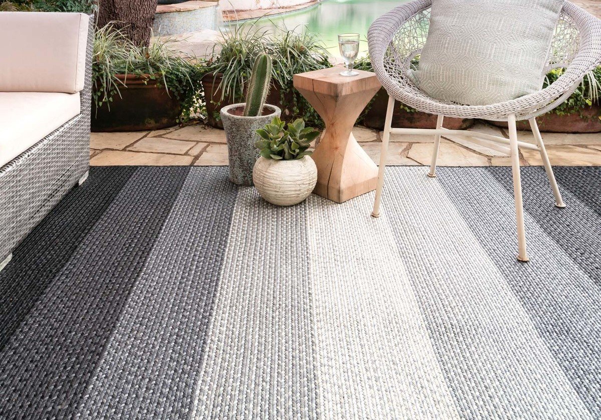 How to Pick the Best Material for an Outdoor Rug