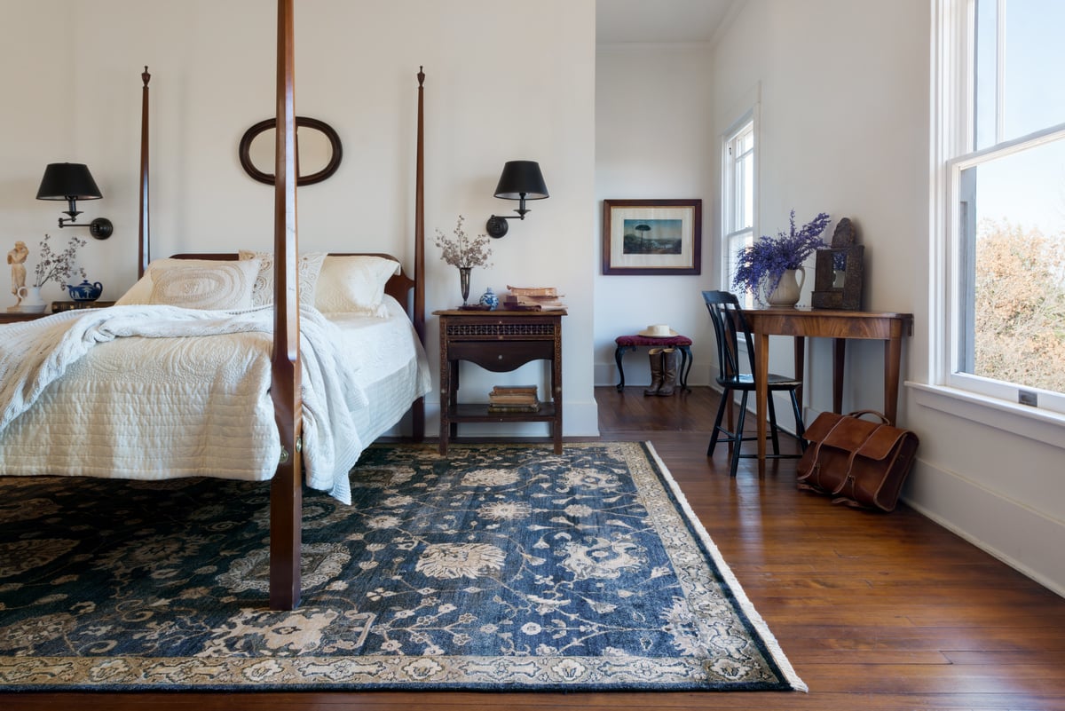 What Is the Right Size Rug for a Queen Bed?