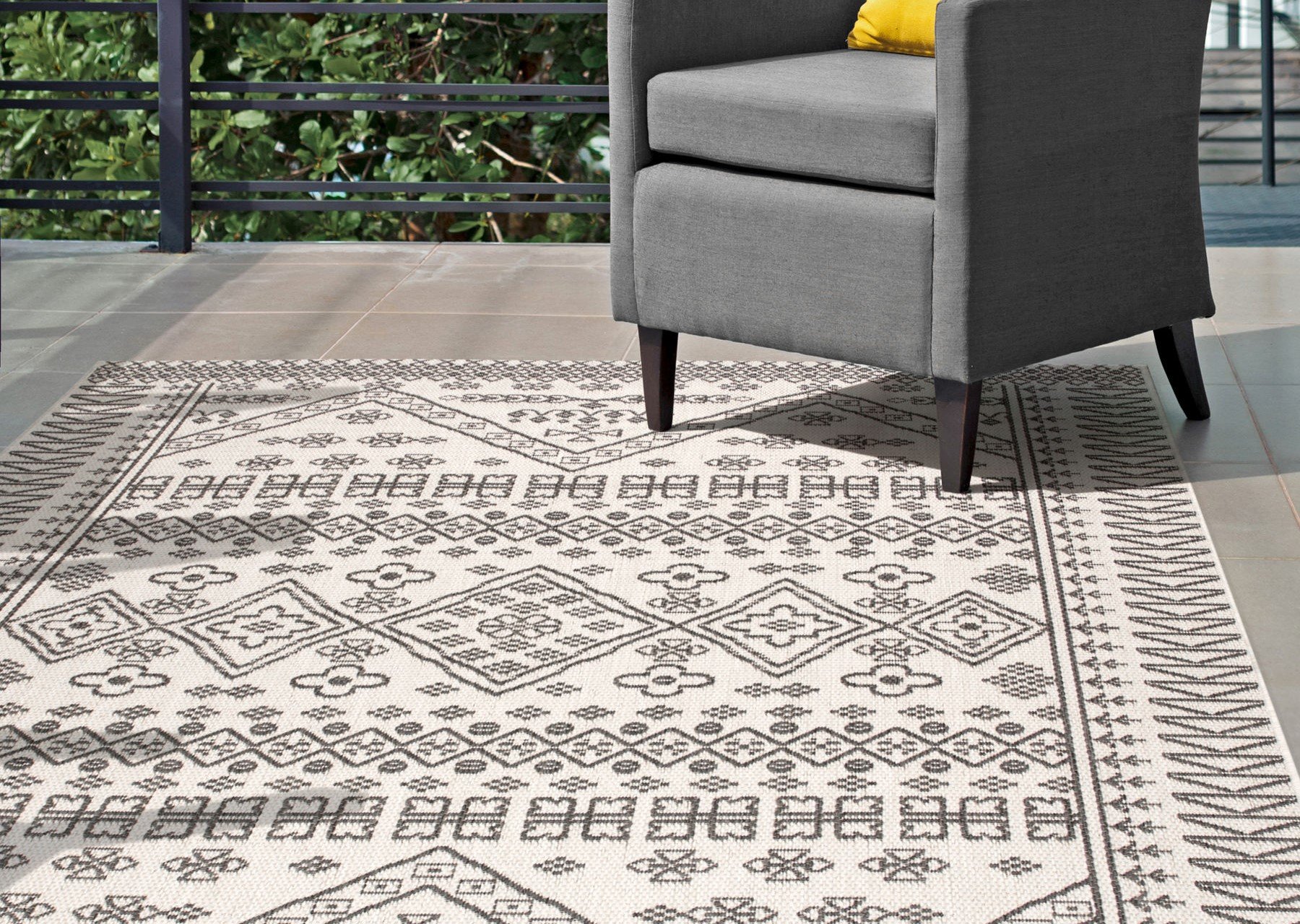 https://imagedelivery.net/ExKHvoWzpvFxpqockAGXOw/images/blog/2020/04/Kandace-Outdoor-Rug-from-Dawn-by-NuLoom.jpg/fit=crop,width=1800