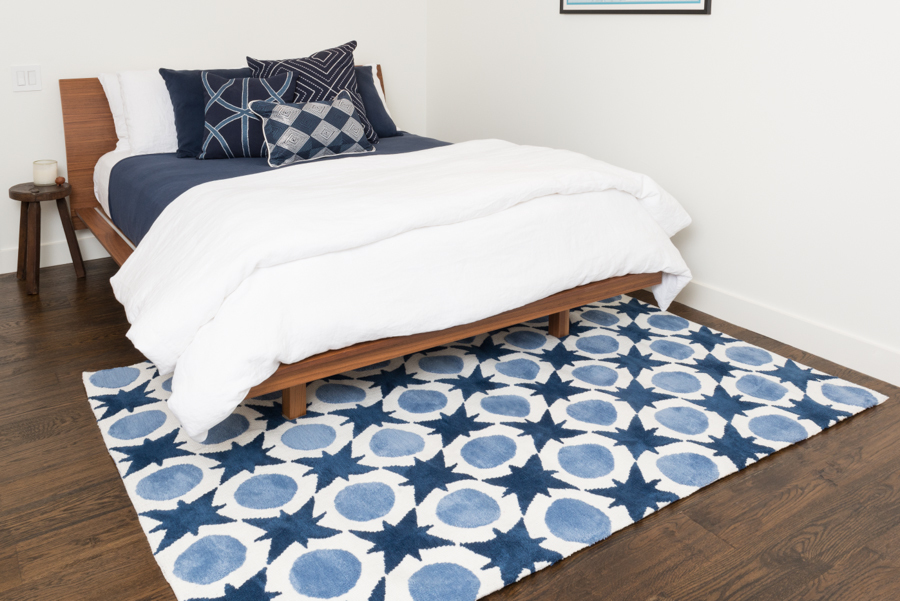 What Size Rug To Put Under a Queen Bed – Tumble