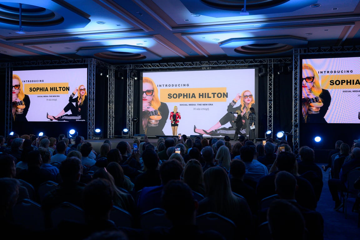 Η Sophia Hilton στη σκηνή του PRO SUMMIT