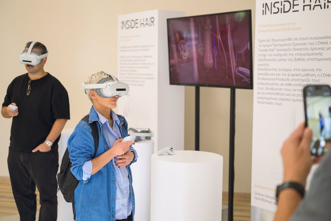 Επισκέπτες δοκιμάζουν το Virtual Reality installation «Inside Hair»
