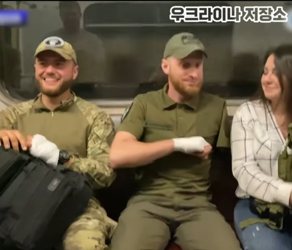 지하철에서 자리양보받는 군인 7