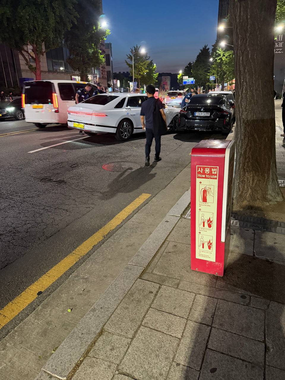 실시간)) 이태원에 택시가 차2대 들이박음 ㄷㄷ 2