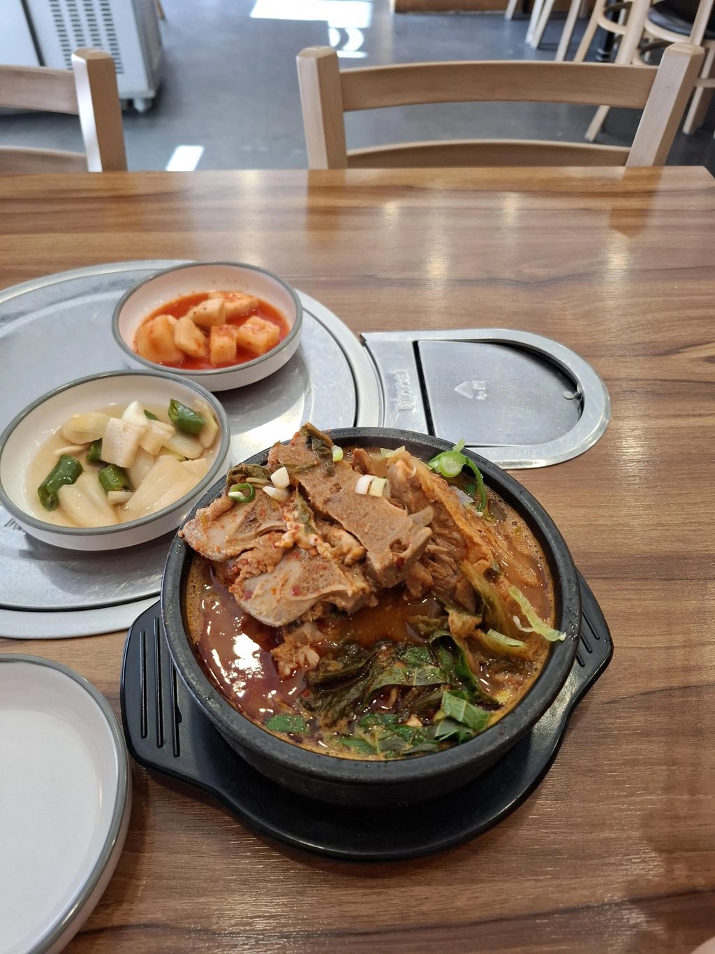 집 앞에서 혼밥 뼈해장국