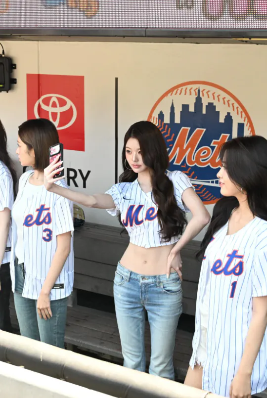 오늘 장원영 시구한거 동영상이랑 사진 다시보는중인데 암만봐도 원영이는 넘사인것같다 ㄷㄷ