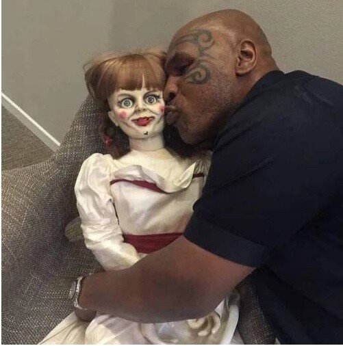 귀신들렸다는 애나벨인형에 키스하는 타이슨 2