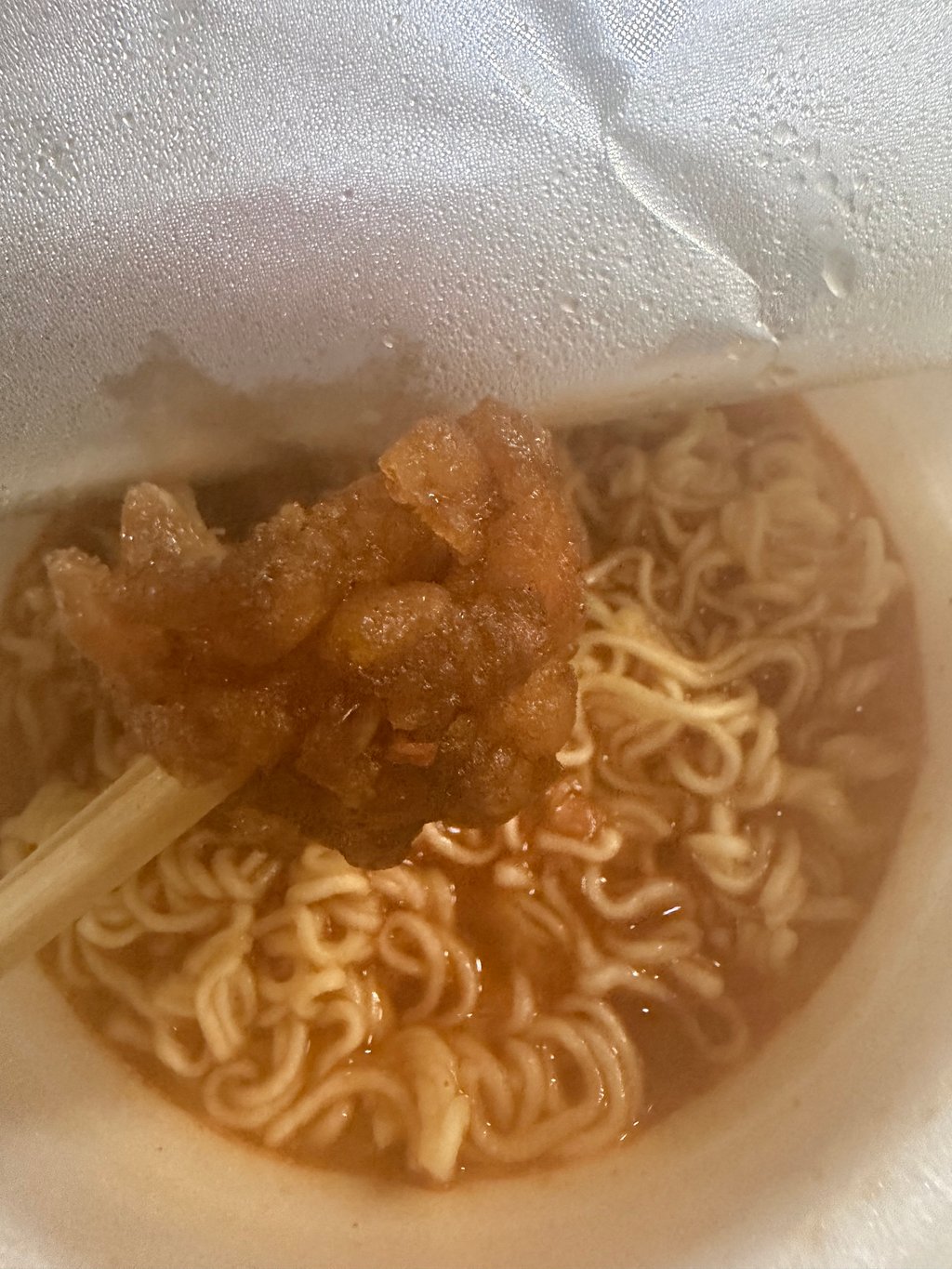아까 먹고 남은 깐풍기에 김치 사발면