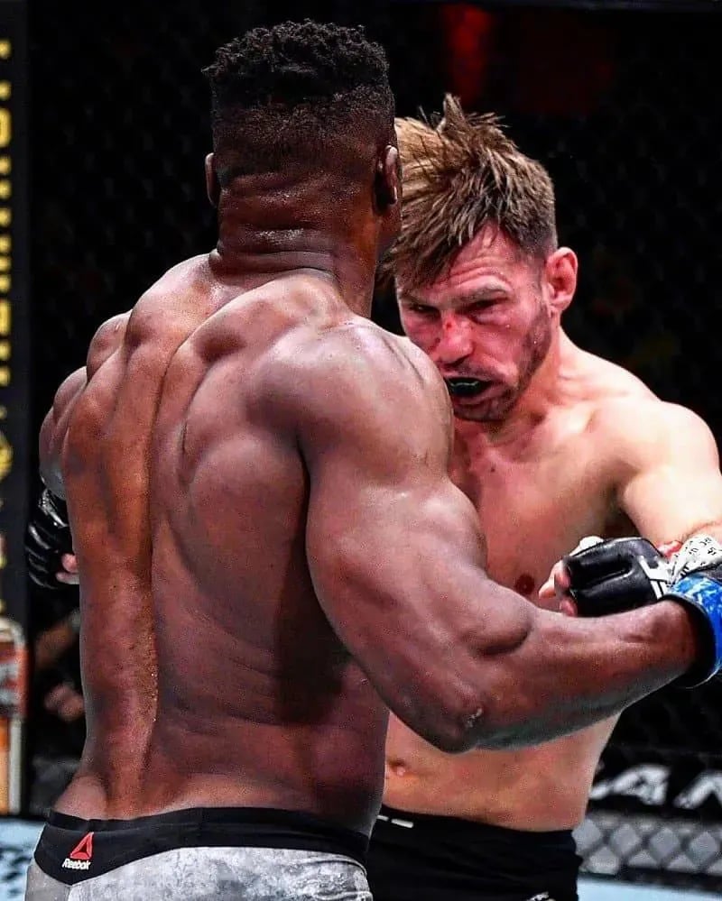 UFC 은가누 전성기시절 등근육 4