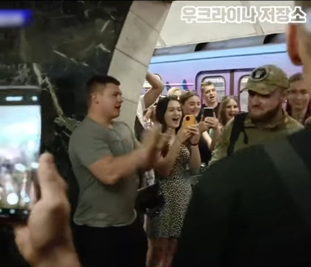지하철에서 자리양보받는 군인 8