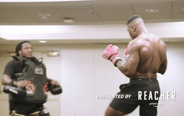 UFC 은가누 전성기시절 등근육 2