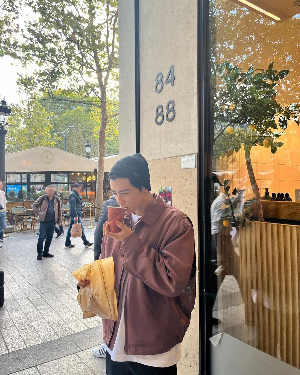 저번에 텐프로형 얼굴 몰래 찍음