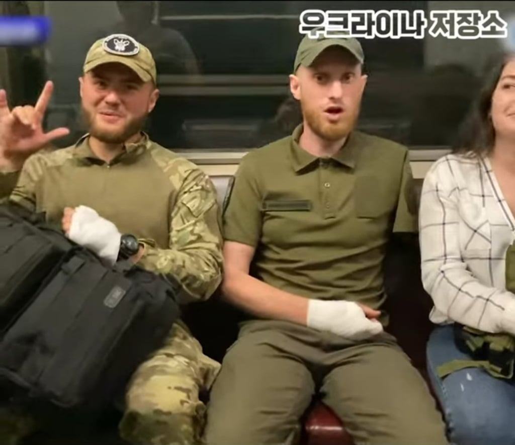 지하철에서 자리양보받는 군인 6
