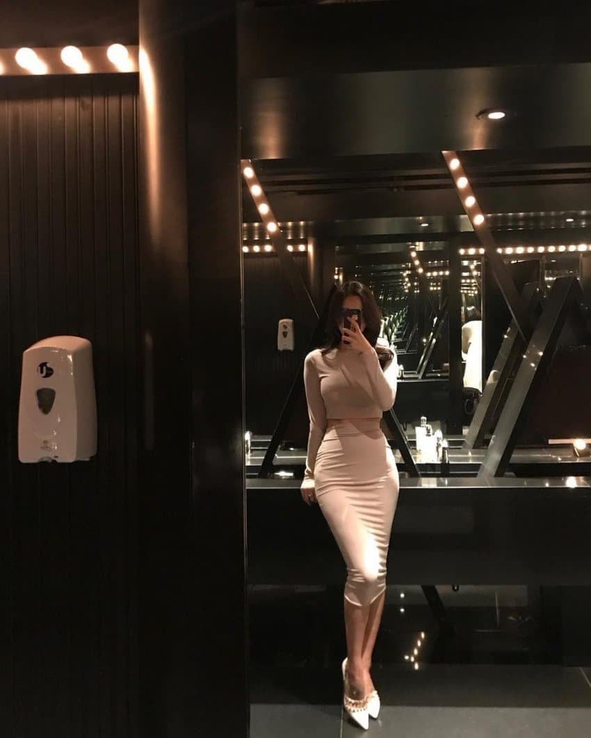 화장실에서 몸매사진찍는 처자