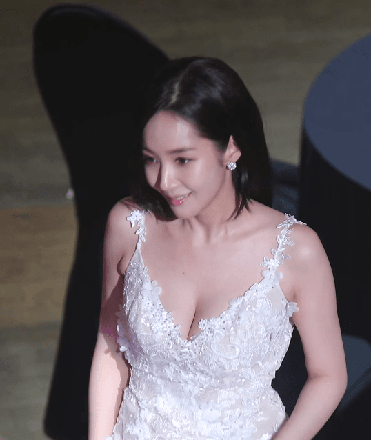 얘도 성형이라며? 그래도 ㅅㅂ 잘됐노
