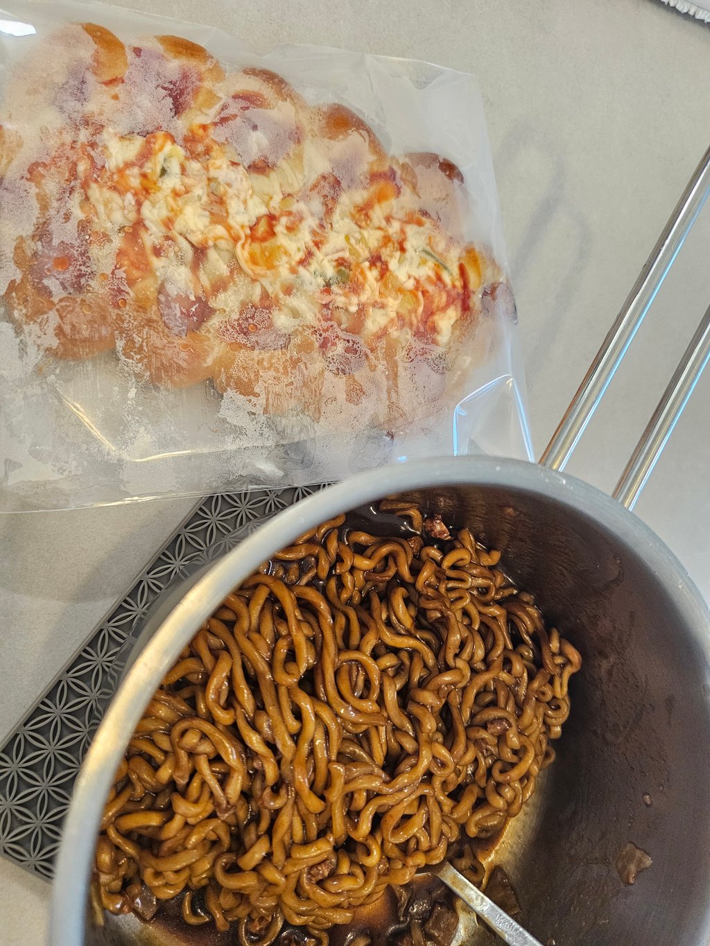 연휴 아침은 짜~~파게티 피자빵