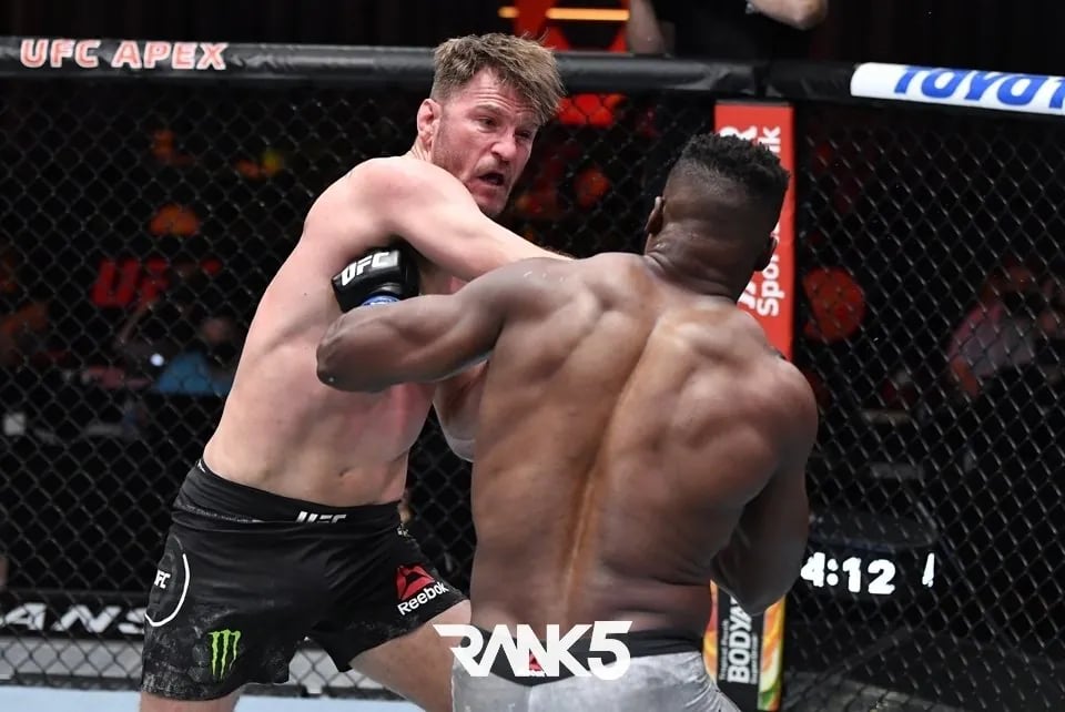 UFC 은가누 전성기시절 등근육 3