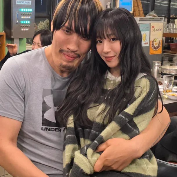 오른쪽 사람이 왼쪽 사람보다 훨씬 많이 먹음