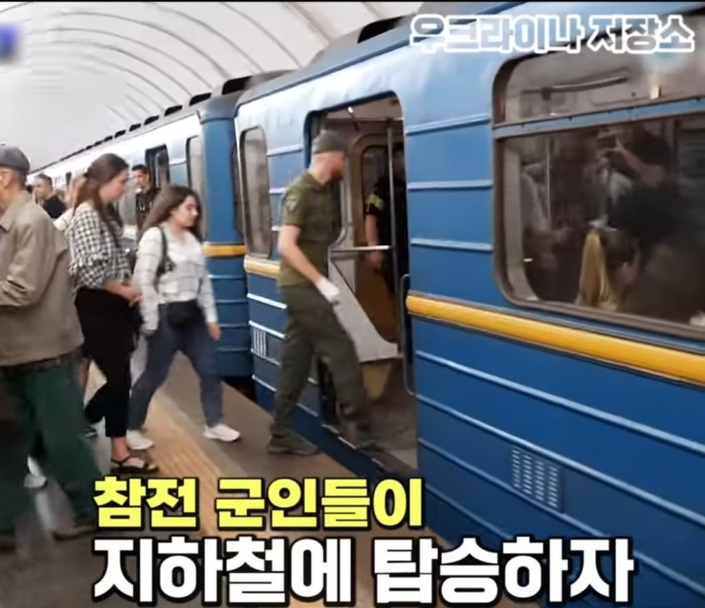 지하철에서 자리양보받는 군인 2
