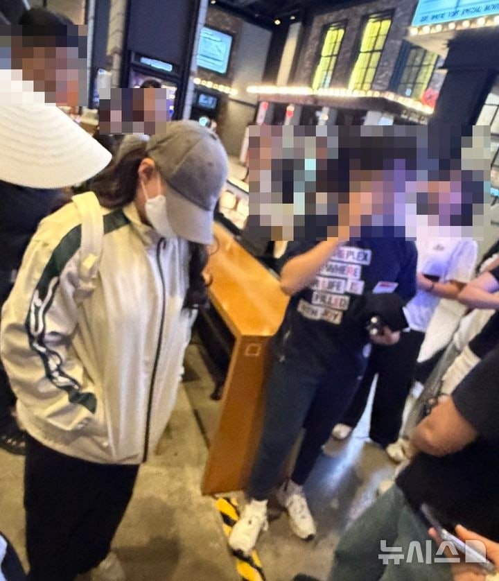 여장하고 영화관 여자 화장실서 도촬한 남성 구속 송치 2